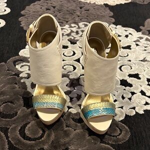 Report Signature Elegant White and Blue Women's Sandals